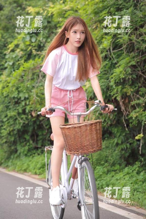 Tiny Asa网袜写真集：每一张cos图片都是对美的无声呐喊！.txt